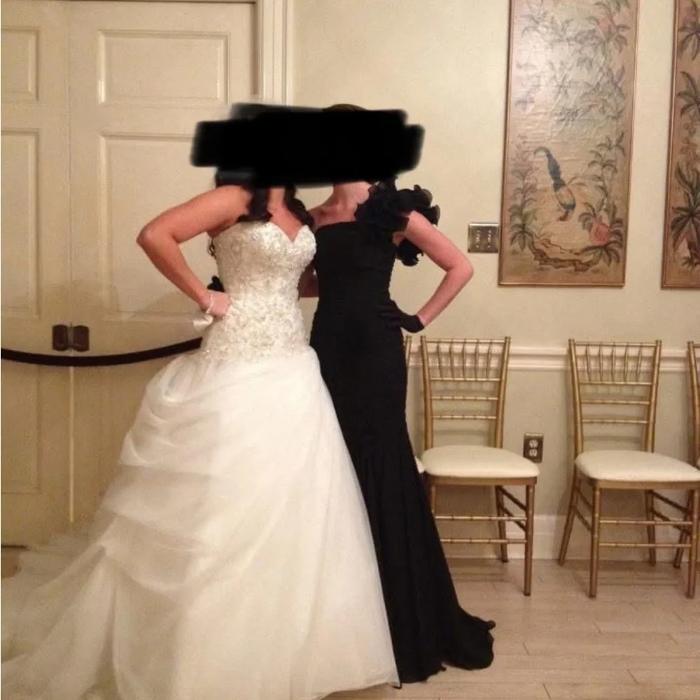 Elegant Black Evening Gown - Picture 1 of 3